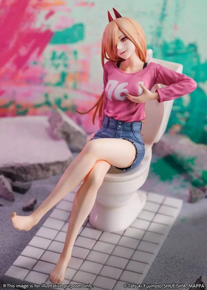 Power aus Chainsaw Man, eine 1/7 Scale PVC-Statue, 18 cm, posiert verspielt auf einer Toilette mit lebhaftem Hintergrund.