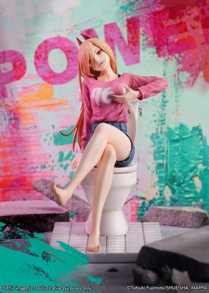 Power aus Chainsaw Man, eine 1/7 Scale PVC-Statue, 18 cm, posiert verspielt auf einer Toilette mit lebhaftem Hintergrund.