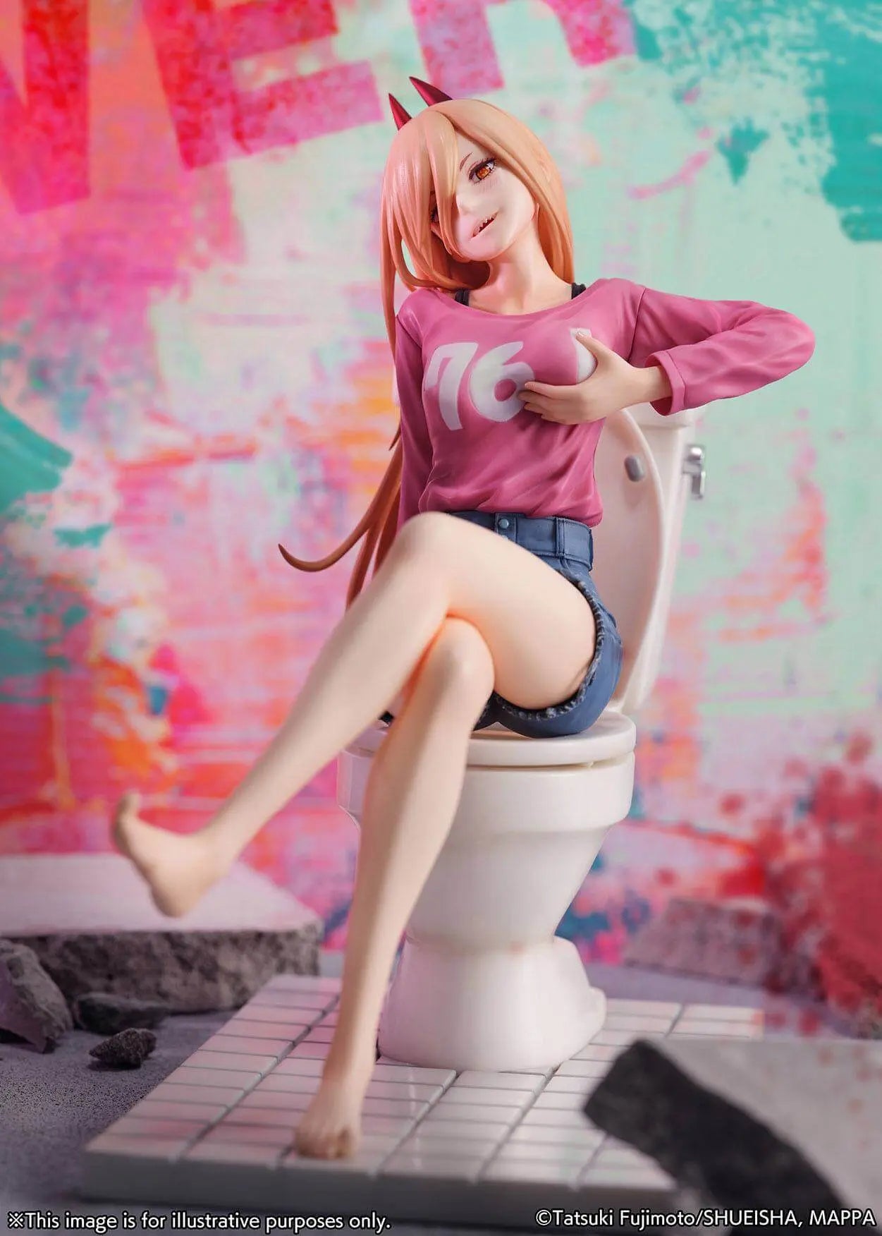 Power-Figurine aus Chainsaw Man, 1/7 Maßstab, 18 cm, zeigt eine verspielte Pose auf einer Toilette mit ikonischem Stil.